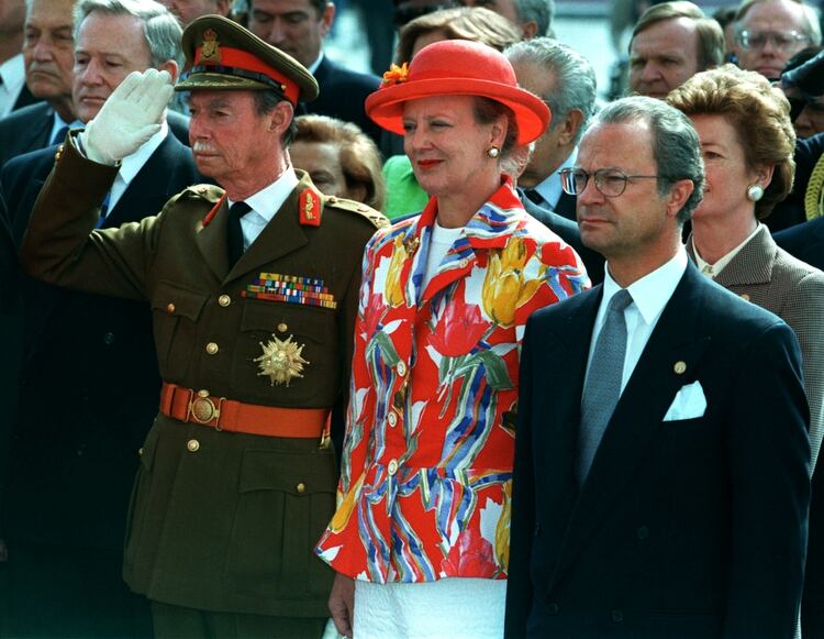 El gran duque Juan de Luxemburgo, la Reina de Dinamarca Margarita II, y el rey de Suecia Carlos Gustavo XVI durante la conmemoraciÃ³n por el 50 aniversario del fin de la Segunda Guerra Mundial el 8 de mayo de 1995. (REUTERS/Philippe Wojazer/archivo)