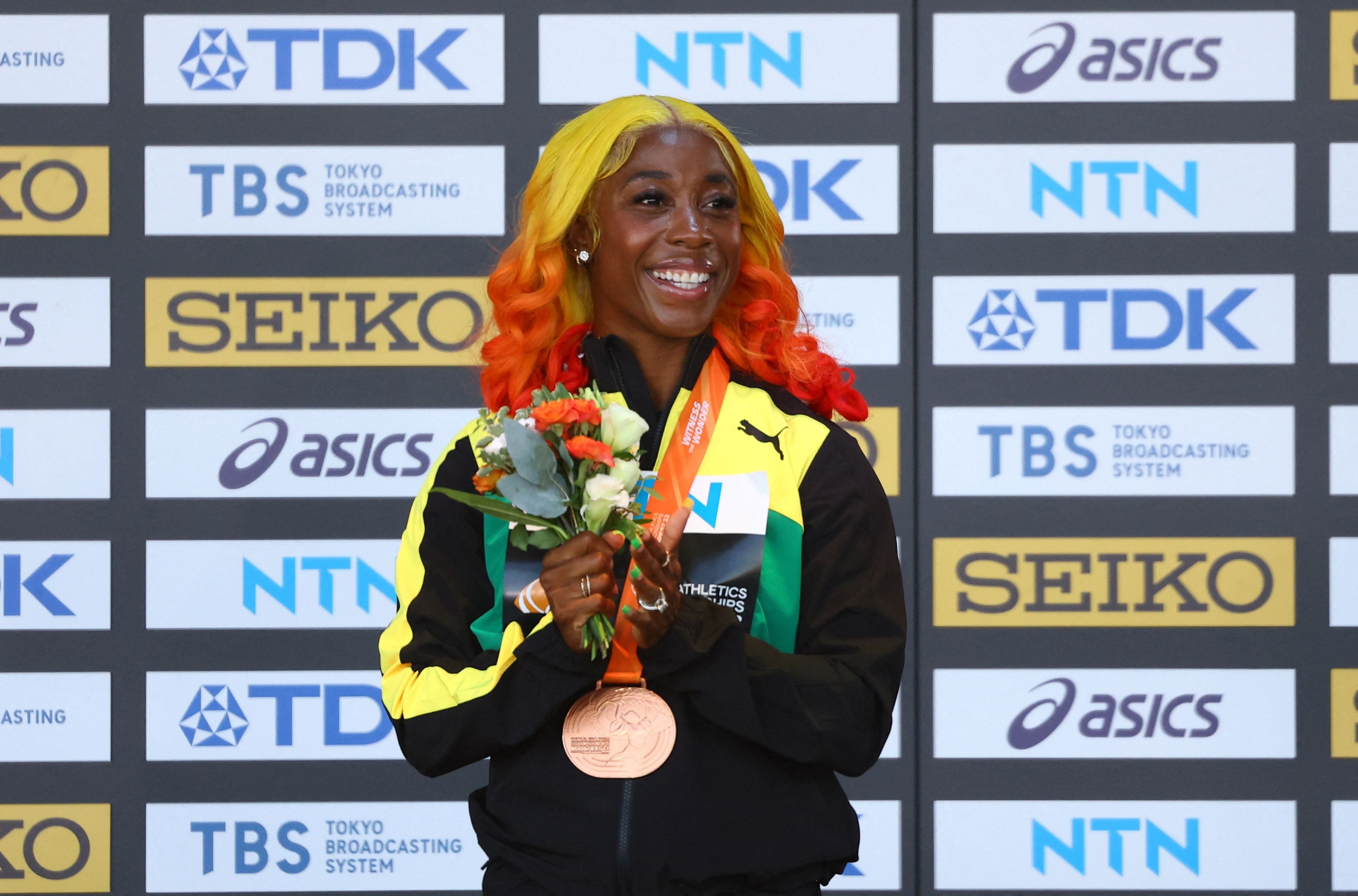 Shelly-Ann Fraser-Pryce celebra su medalla de bronca obtenida en Budapest (REUTERS/Bernadett Szabo)