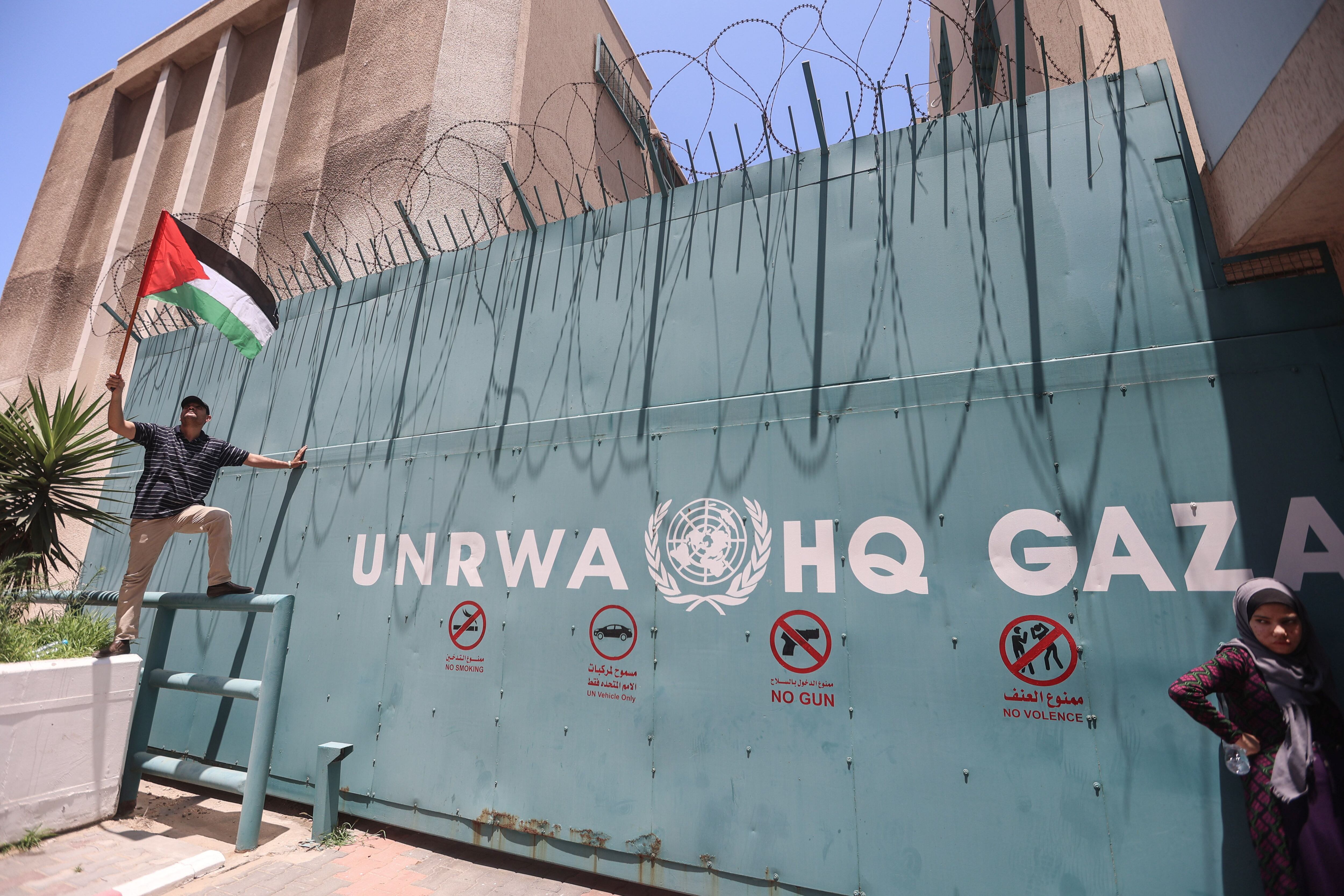 20/06/2023 June 20, 2023, Gaza, Palestine: A protester holds a flag outside the United Nations Relief and Works Agency (UNRWA) during the demonstration. The Palestinian refugees' councils organize a demonstration to support the UNRWA which coincides with the convening of the Consultative Committee and the donor and refugee-hosting countries in Beirut. POLITICA Europa Press/Contacto/Ahmed Zakot 