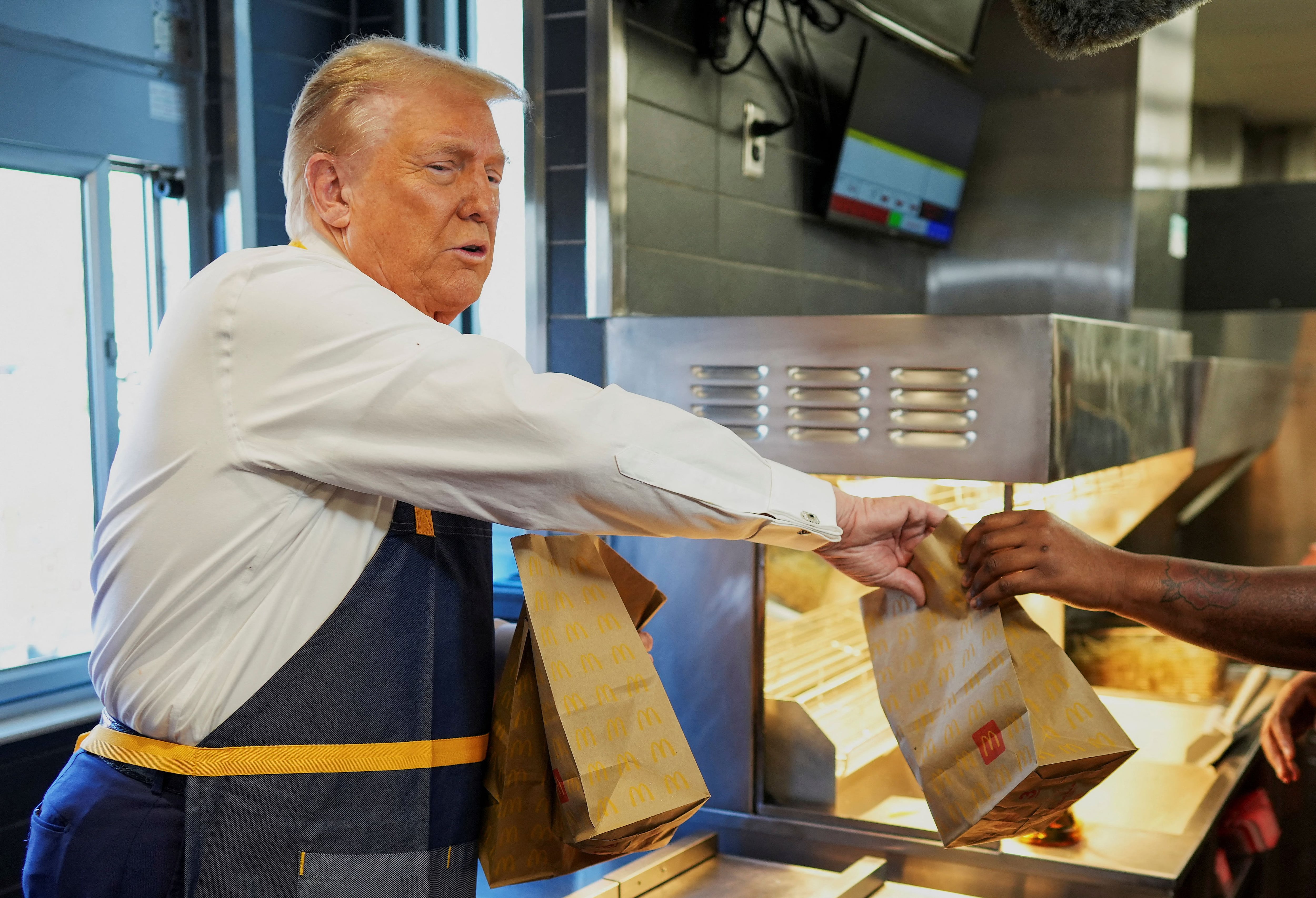 Trump criticó a Kamala Harris por haber dicho que había trabajado en un McDonald´s para pagar sus estudios (Doug Mills/Pool via REUTERS)