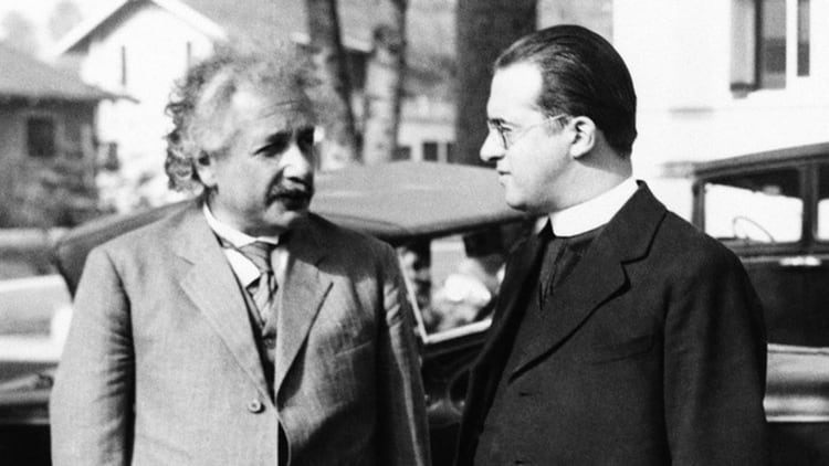 Albert Einstein dialoga con el astrónomo y sacerdote jesuita, Georges Lemaitre, en Pasadena, California, in 1932. Lemaitre fue le primero en publicar una artículo sobre la expansión del universo en el año 1927, más conocida como teoría del big bang