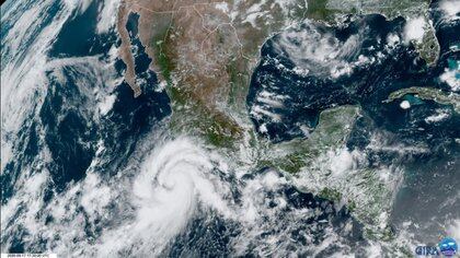 Las imágenes compartidas por RAMMB, organismo de NOAA, muestran la proximidad de Genevieve a las costas de México (Foto: RAMMB/NOAA)