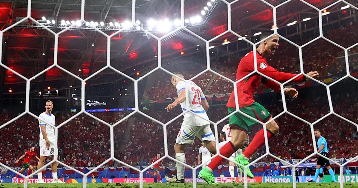 O polêmico gesto de Cristiano Ronaldo contra o goleiro tcheco durante a vitória de Portugal