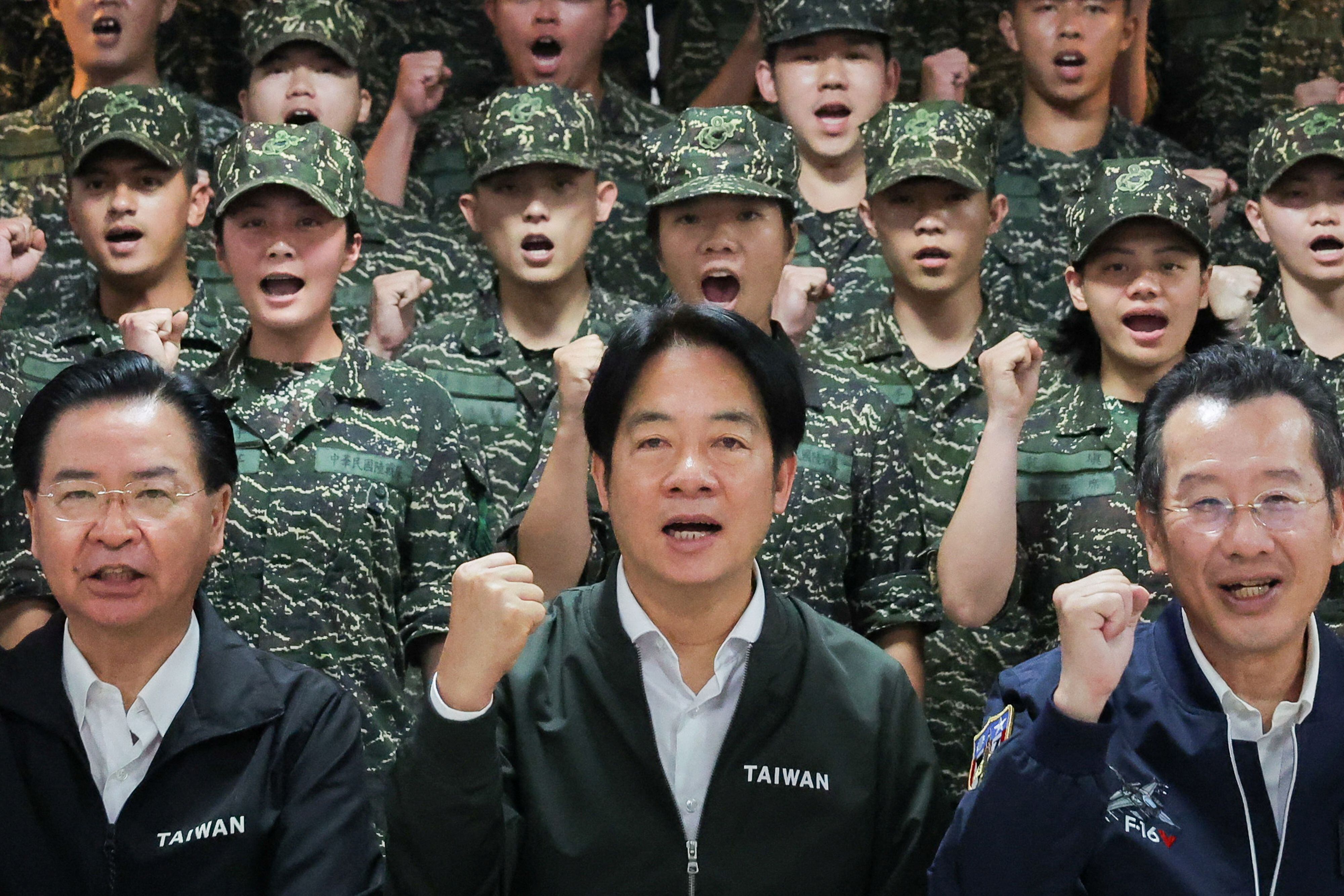 El presidente de Taiwán, Lai Ching-te, junto con personal militar durante su visita a un campamento militar en Taoyuan, Taiwán, el 23 de mayo de 2024. REUTERS/Ann Wang