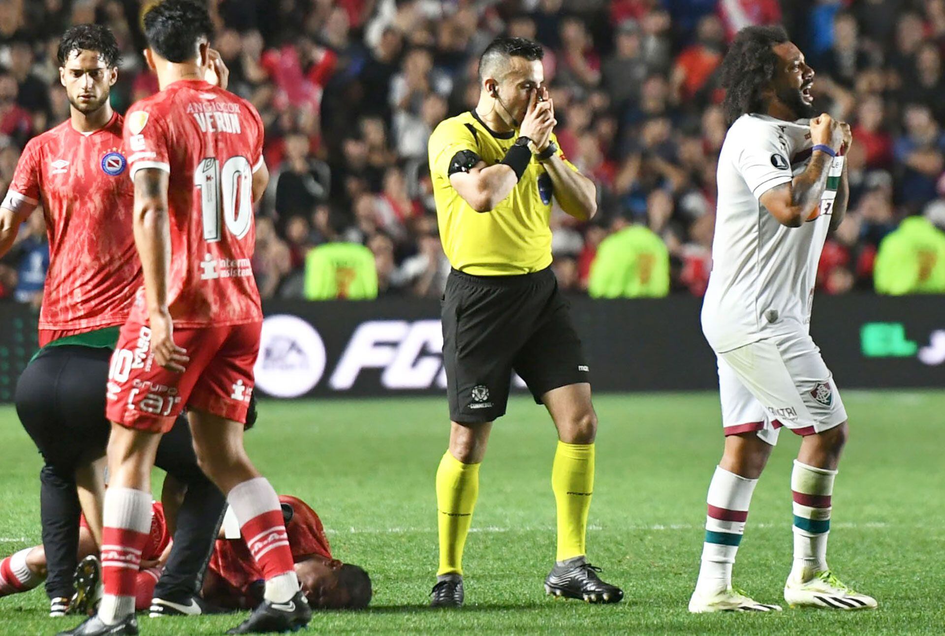 La preocupación en pleno campo de juego tras la lesión (Foto Baires)