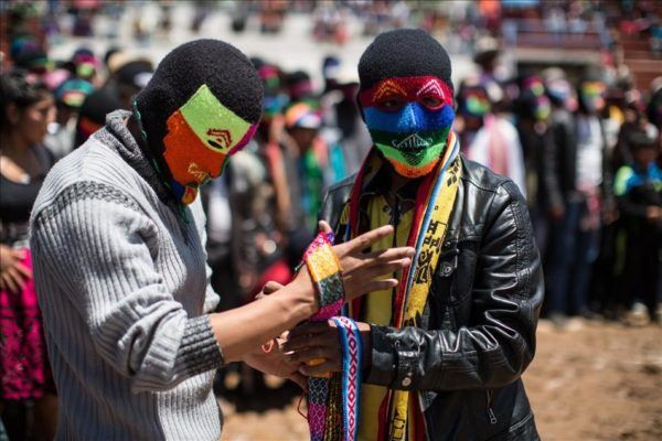 Exploramos la riqueza de las festividades navideñas en Perú, donde el ancestral Takanakuy destaca como un evento cultural que une a las comunidades a través de la resolución de conflictos y la restauración de la armonía social. (Foto:SobreHistoria)