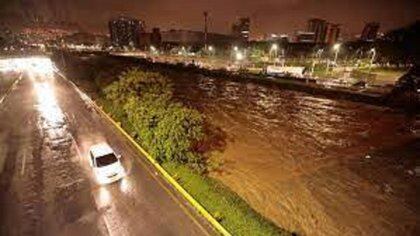 El área metropolitana del Valle de Aburrá se colapsó luego de un fuerte aguacero que desbordó las aguas del río Medellín