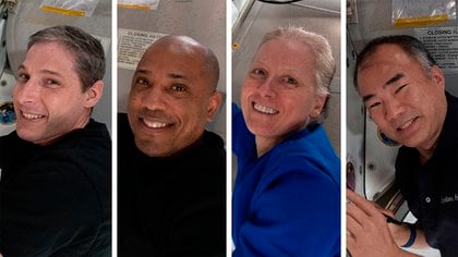 Gli astronauti americani Michael Hopkins, Victor Glover, Shannon Walker e il giapponese Soishi Noguchi, il cosiddetto equipaggio SpaceX Crew-1 di ritorno dalla Stazione Spaziale Internazionale per celebrare la fine della prima missione commerciale completa di Elon Musk in collaborazione con la NASA, su un totale di sei