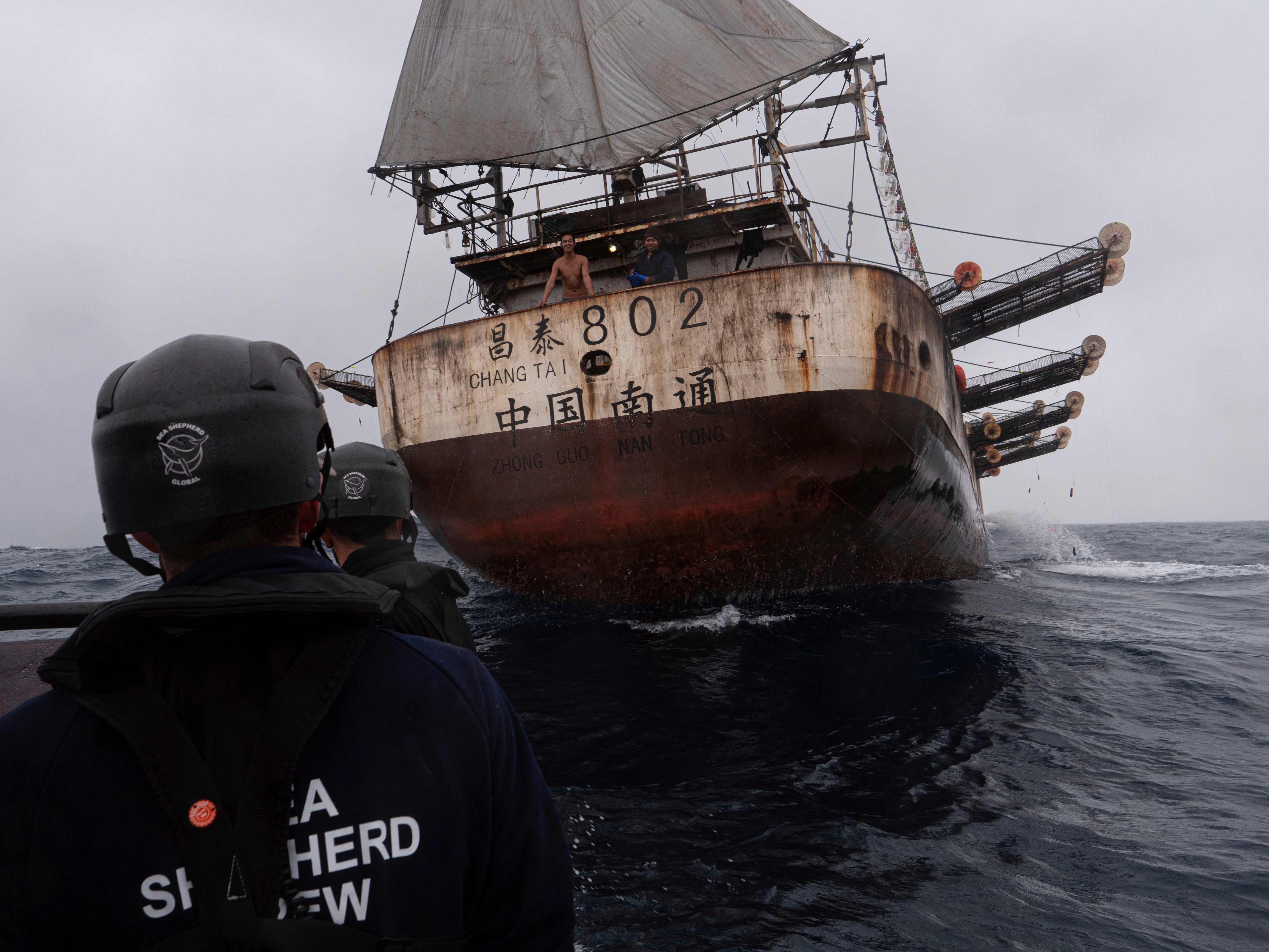 Pescan sin control centenares de barcos extranjeros, mayormente chinos, que llegan cada año hacia fines de la primavera y pescan hasta mediados del año siguiente (AP)