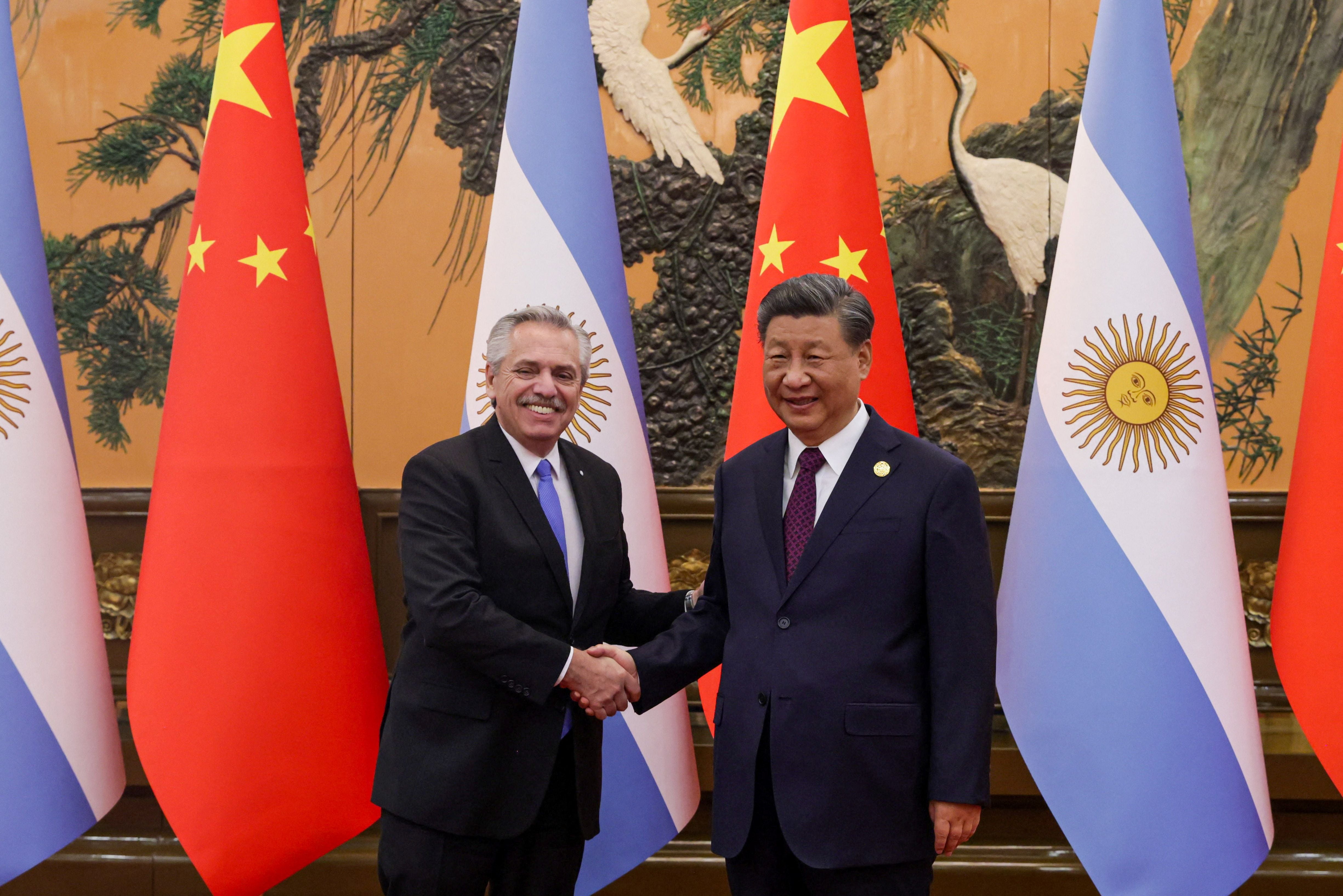 El presidente de Argentina, Alberto Fernández, estrecha la mano del presidente chino, Xi Jinping, durante una reunión en el Foro de la Franja y la Ruta en Pekín, China, 18 de octubre de 2023