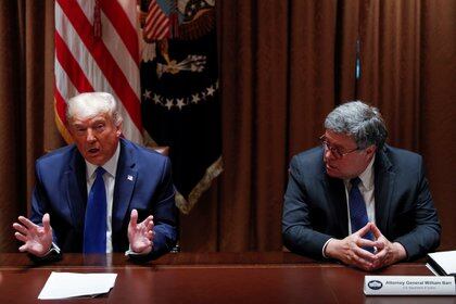 El presidente de los Estados Unidos, Donald Trump, habla con William Barr durante una discusión sobre el abuso en las redes sociales el 23 de septiembre de 2020 en la Sala del Gabinete de la Casa Blanca en Washington, DC (REUTERS / Tom Brenner)