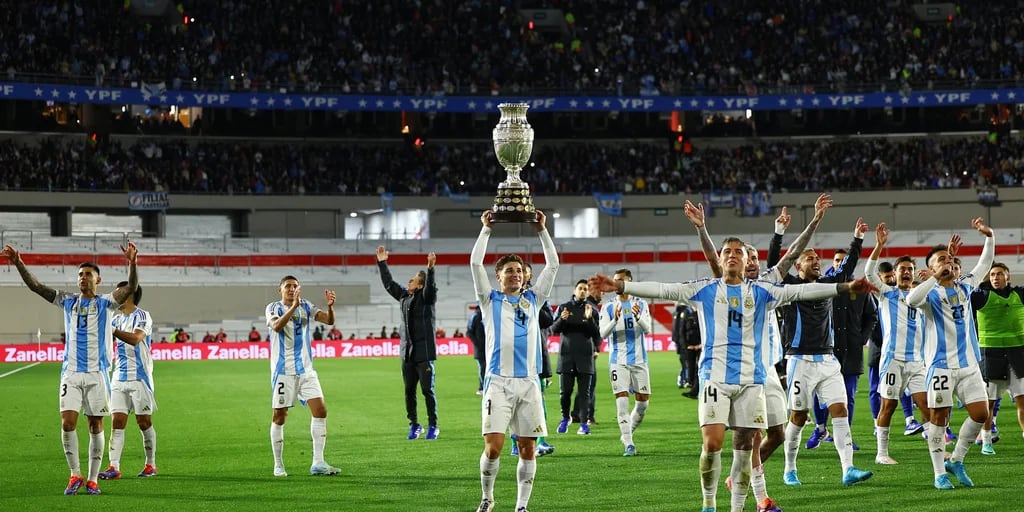 Lo que no se vio del triunfo de Argentina: los dardos a Chile, el pedido al Dibu Martínez y el ranking de los más mimados sin Messi ni Di María       