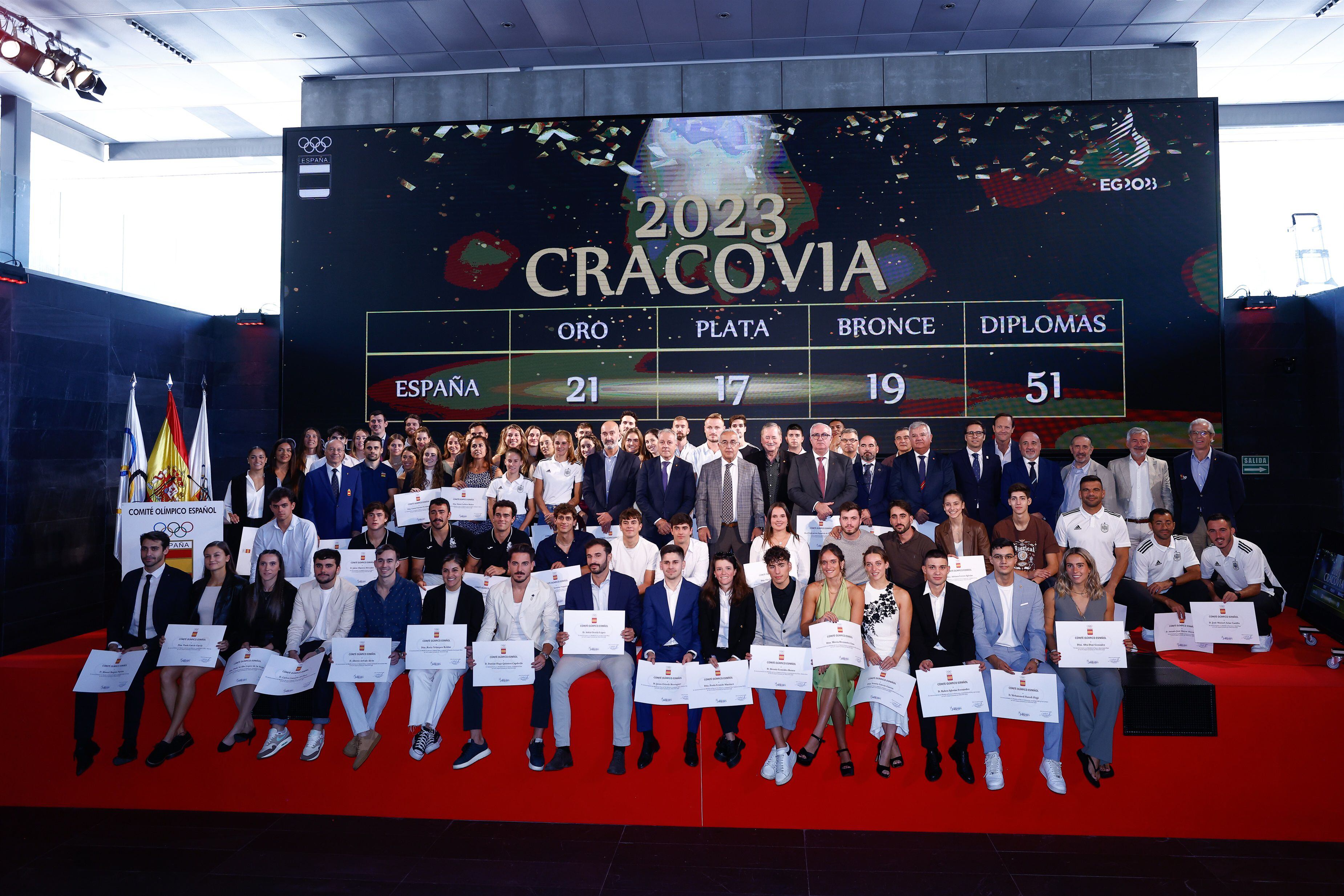 Los homenajeados por sus medallas en los Juegos Europeos de Cracovia posan junto a Alejandro Blanco, presidente del Comité Olímpico Español (COE). (Oscar J. Barroso/Europa Press) 