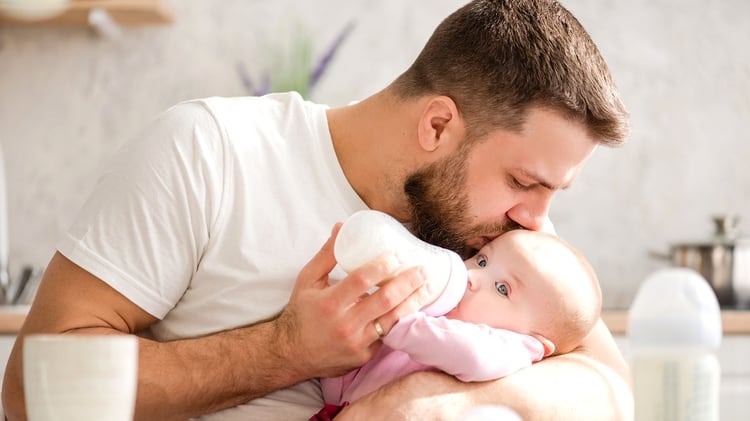 Darle la mamadera en algún momento del día para que la madre descanse es una de las maneras en que el hombre puede involucrarse (Shutterstock)