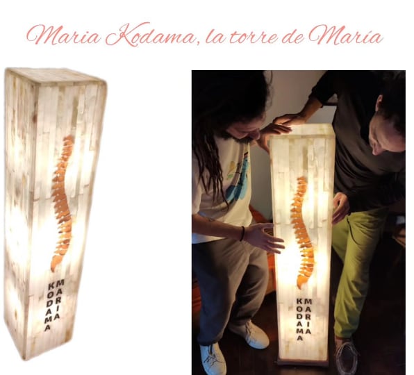 En distintos momentos, el museo le rinde homenaje a María Kodama. En la imágen, una lámpara realizada en ónix, de 1,20 metros, en la cual hay una impresión de la columna vertebral de la escritora