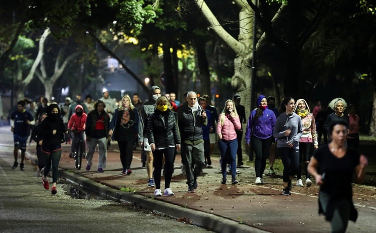 La imagen que preocupó al presidente de la Nación y al jefe de gobierno de la Ciudad. La habilitación de los runners a correr desde las 20 horas hasta las 8 de la mañana tuvo sus cuestionamientos (Reuters)