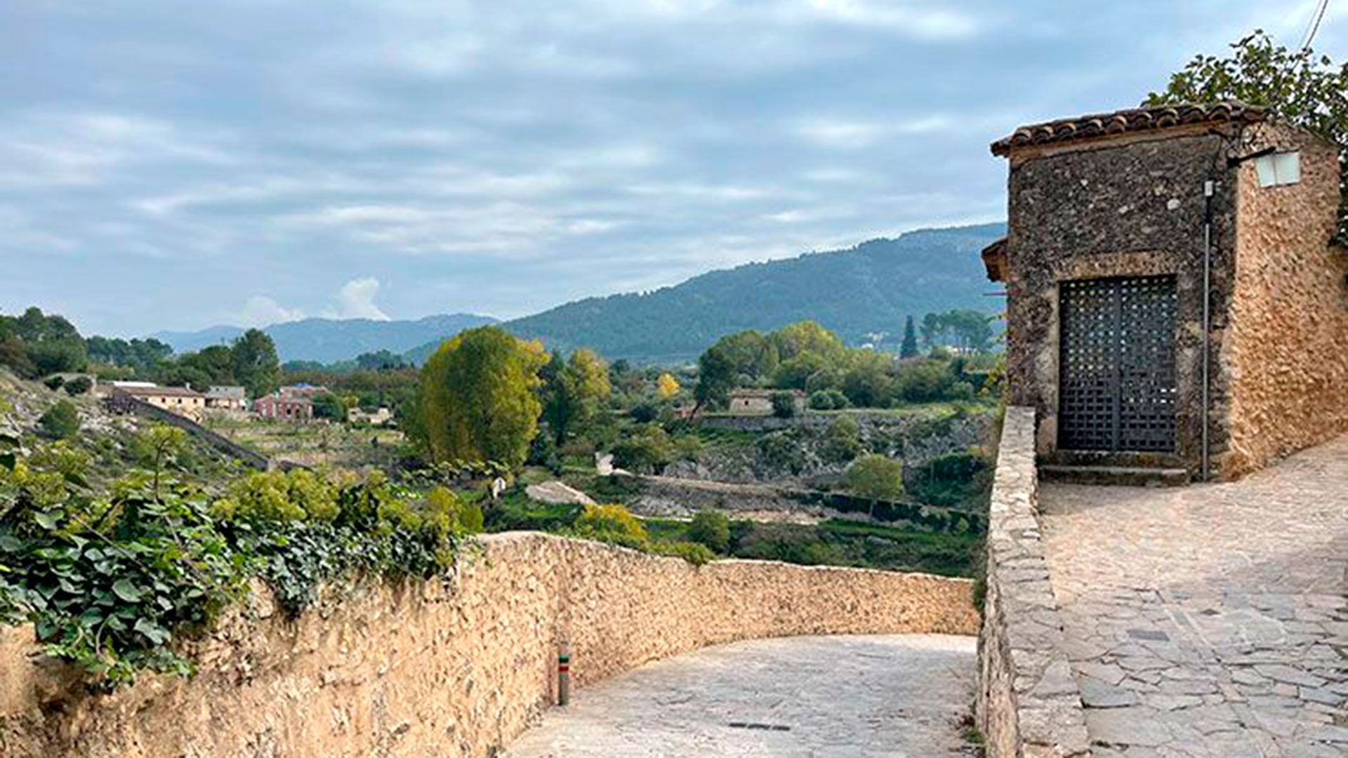 pueblos construidos en las rocas