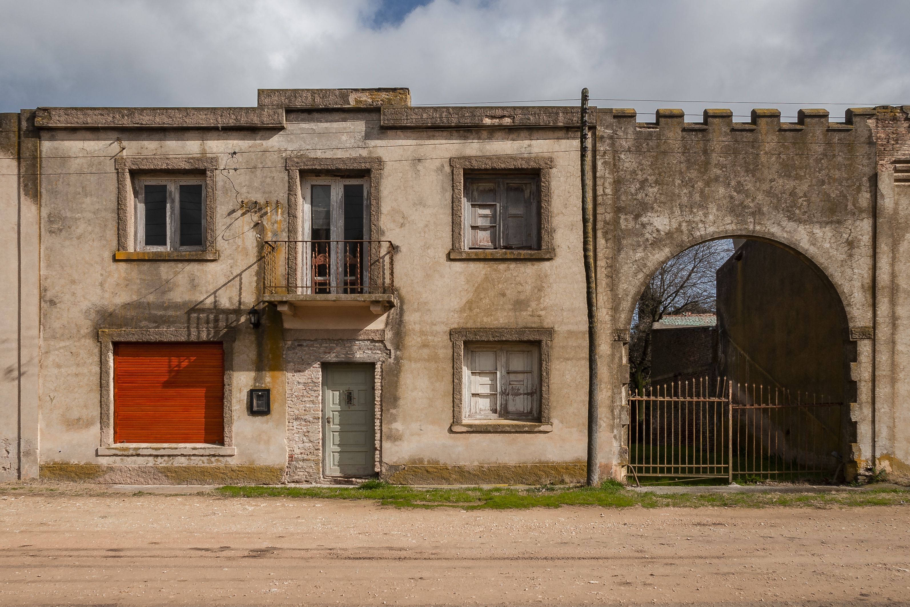 El arco con rejas conducía al gran patio común, que con los años se fue subdividiendo entre los propietarios