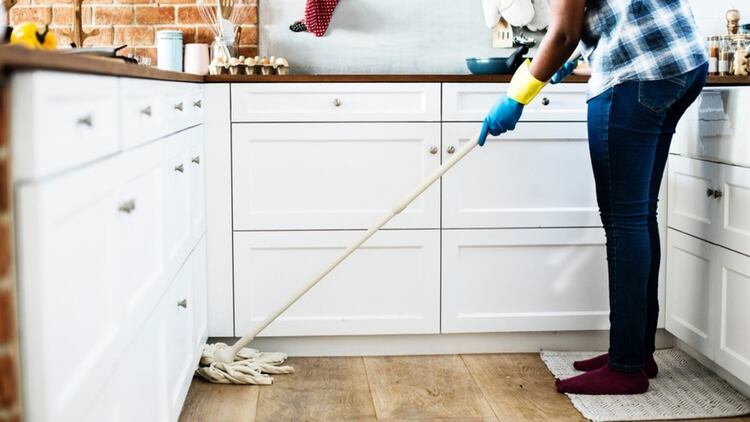 Probablemente no haga falta desinfectar toda la casa de arriba a abajo todos los días, sino centrarse en “superficies de alto contacto”