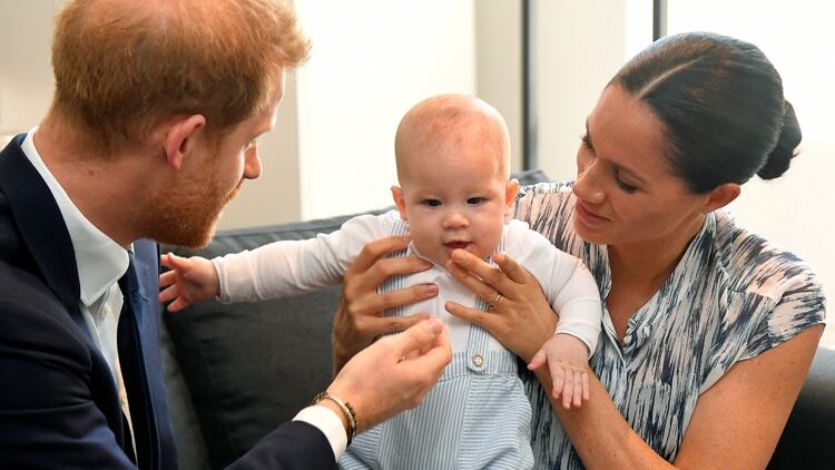 Harry y su esposa Meghan Markle juegan con Archie durante su encuentro con Desmond Tutu 