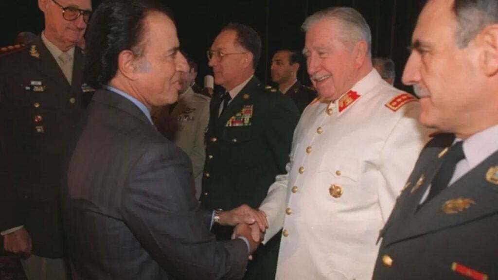 Carlos Menem saluda a Pinochet. Durante su gobierno el dictador chileno recibió la tercera condecoración argentina