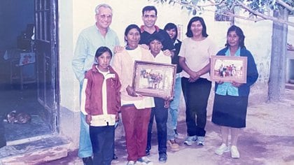 (Eulogia Tapia junto a algunos de sus vecinos en La Poma)