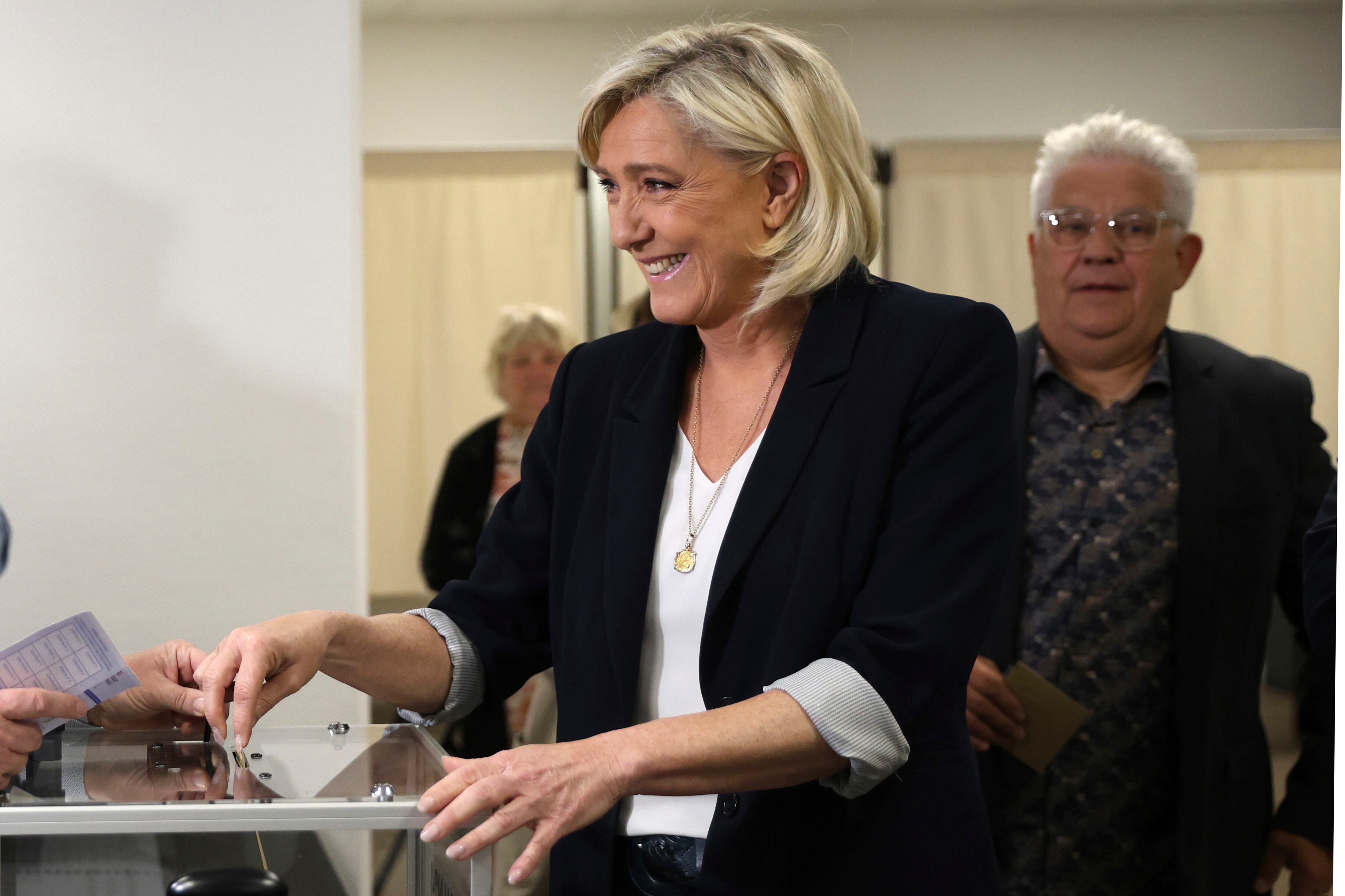 La líder ultraderechista francesa Marine Le Pen votó en Henin-Beaumont, en el norte de Francia (AP Foto/Aurelien Morissard)