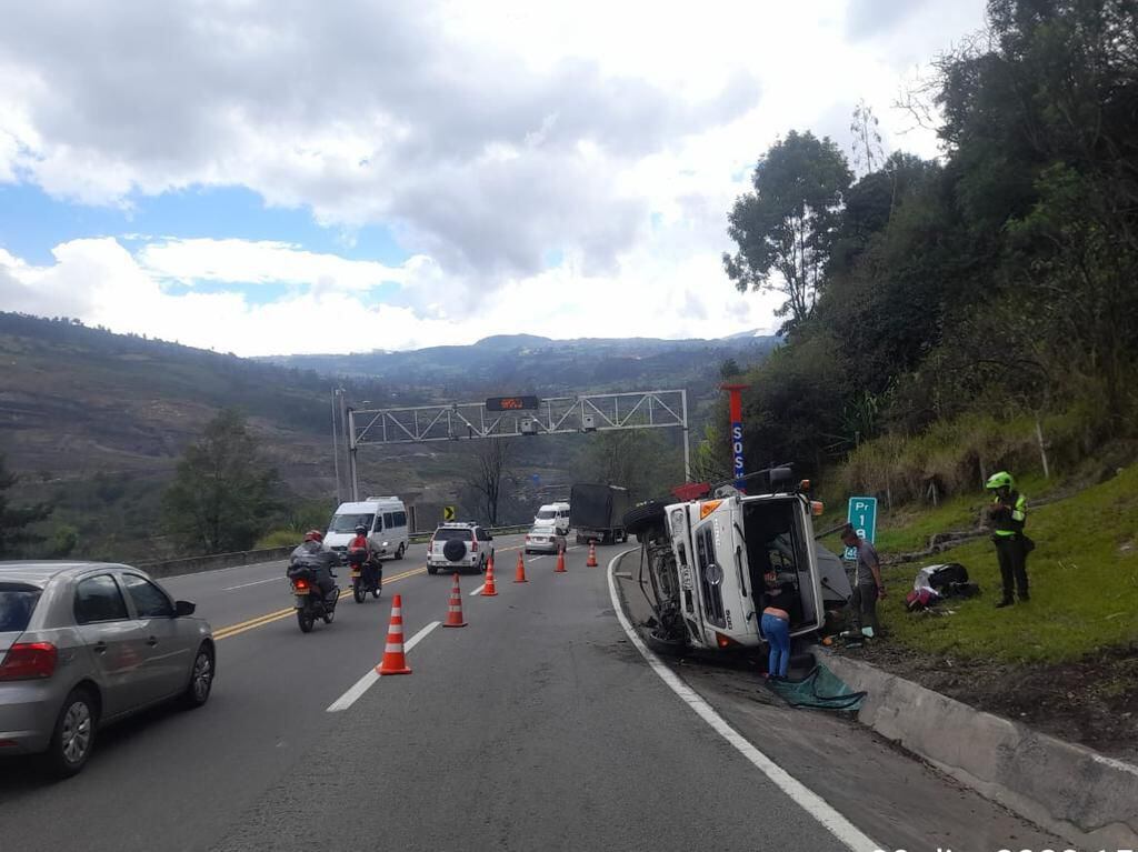 Un camión de carga se volcó en la vía al Llano. Hay reducción en el carril Pr 18+000 - crédito @CoviandinaSAS/X