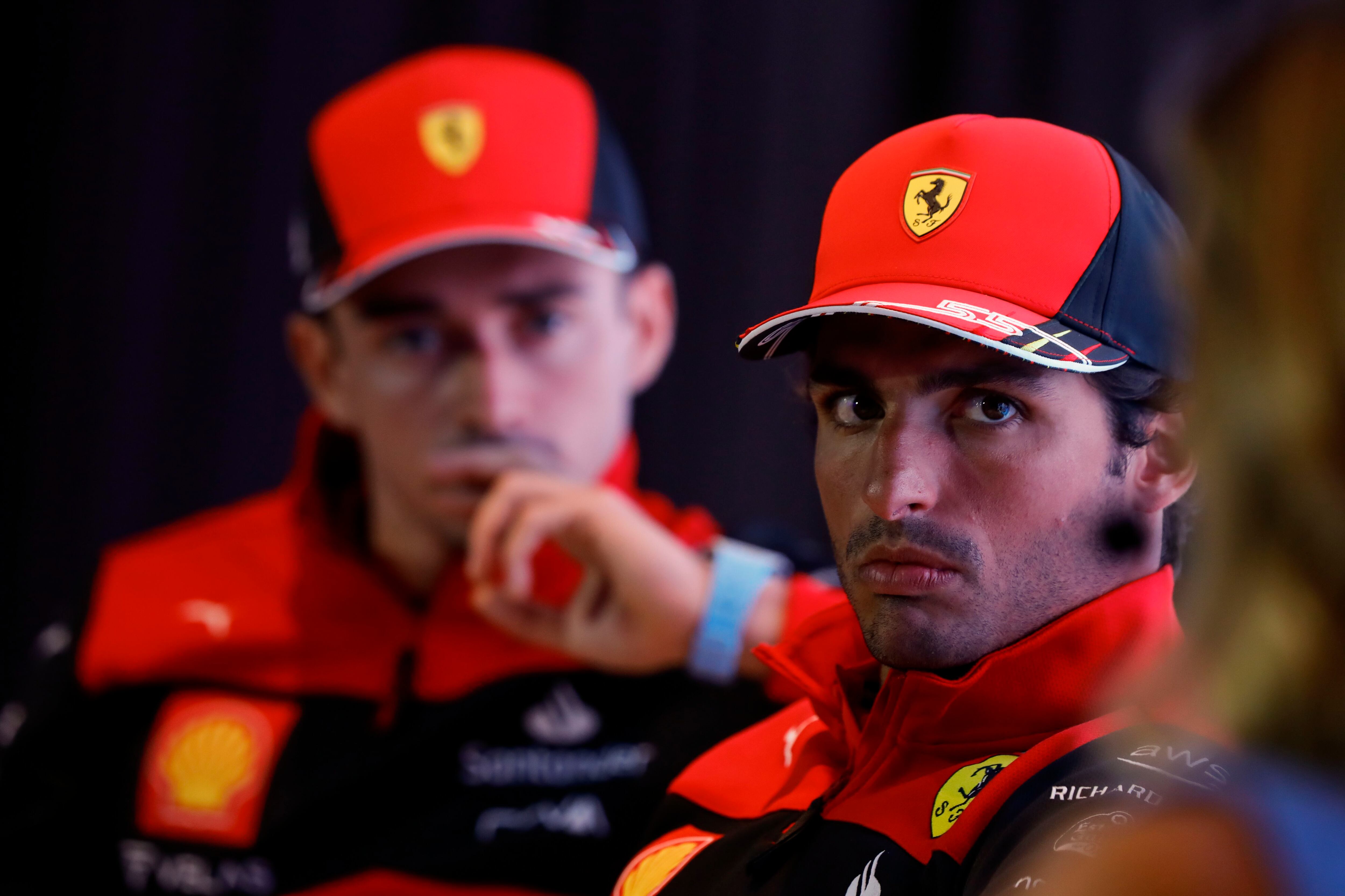 Carlos Sainz, con Charles Leclerc de fondo, en el último GP de Brasil (AP Foto/Marcelo Chello)