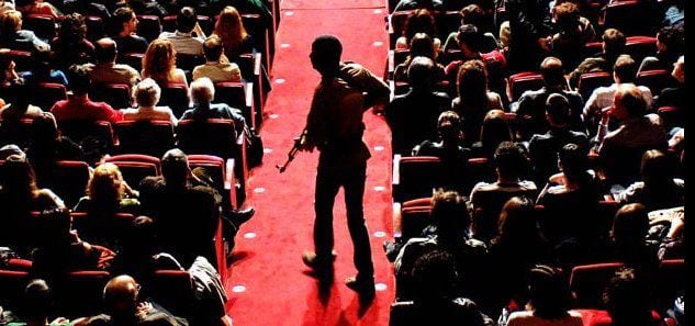 Un guerrillero checheno camina entre los atónitos espectadores que fueron tomados de rehenes