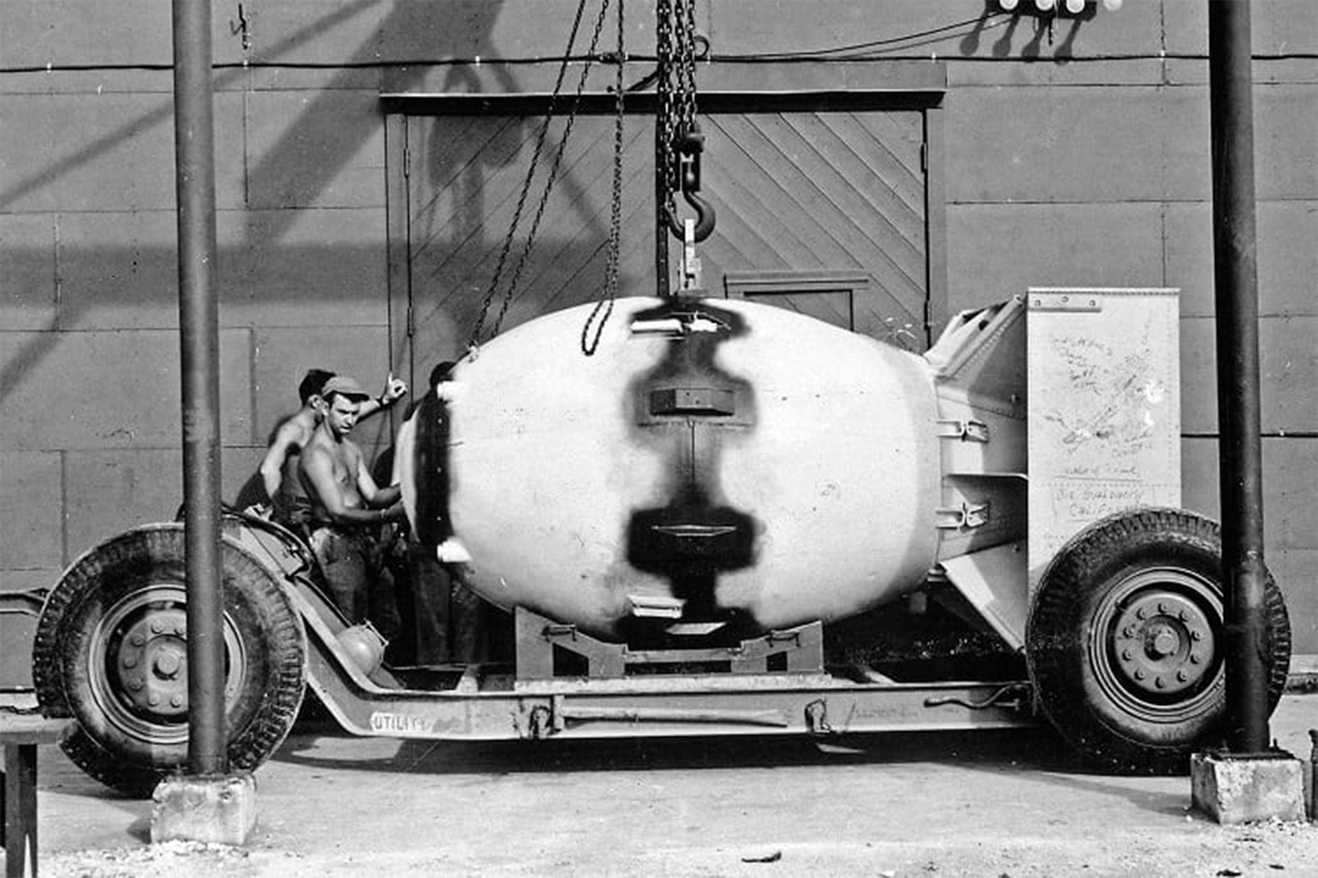 Bomba atómica "Fat Man", producida como parte del Proyecto Manhattan (US War Department)