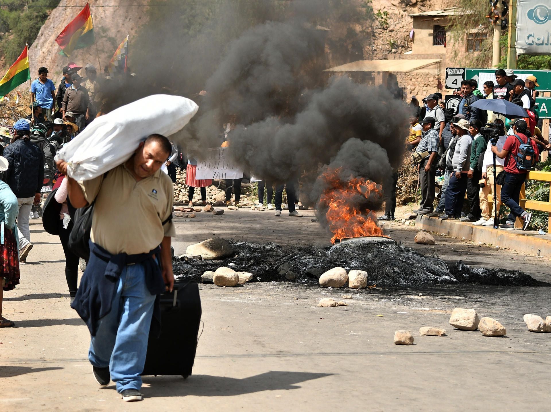 Sectores afines a Evo Morales refuerzan los bloqueos