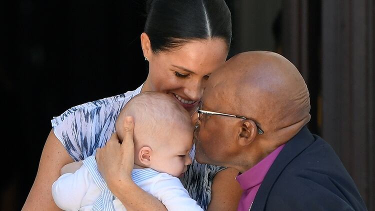 Meghan Markle sostiene en sus brazos a Archie en su encuentro con Desmond Tutu