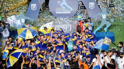 El festejo del plantel de Boca en San Juan, tras superar a Banfield en la final de la Copa Diego Maradona (REUTERS/Andres Larrovere)
