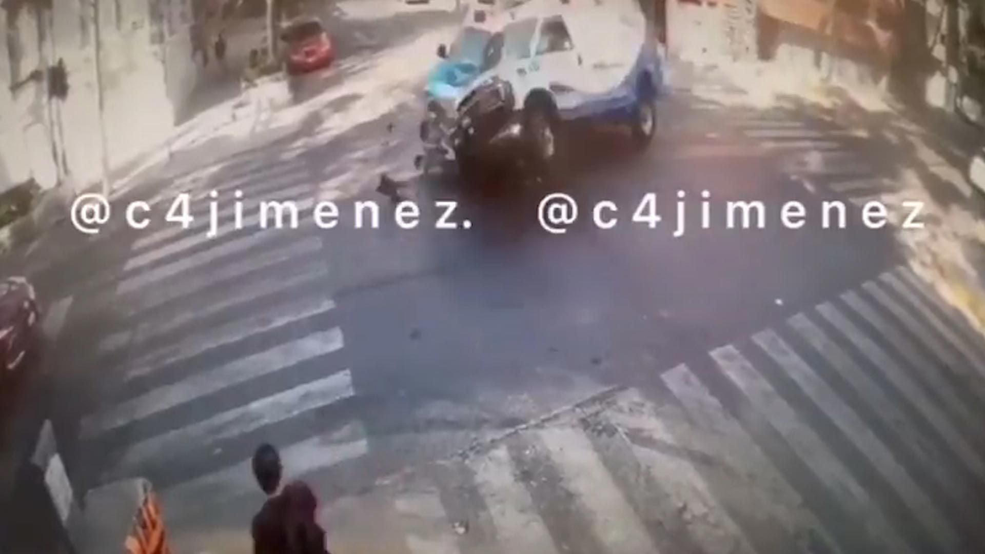 Il momento in cui due ambulanze si sono scontrate a Roma, in Messico