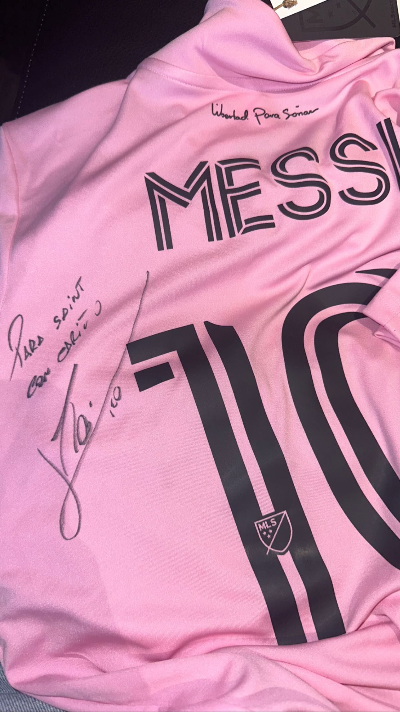 Lionel Messi le firmó una camiseta al hijo de Kim Kardashian