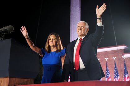 El vicepresidente con su esposa Karen Pence.  REUTERS / Jonathan Ernst