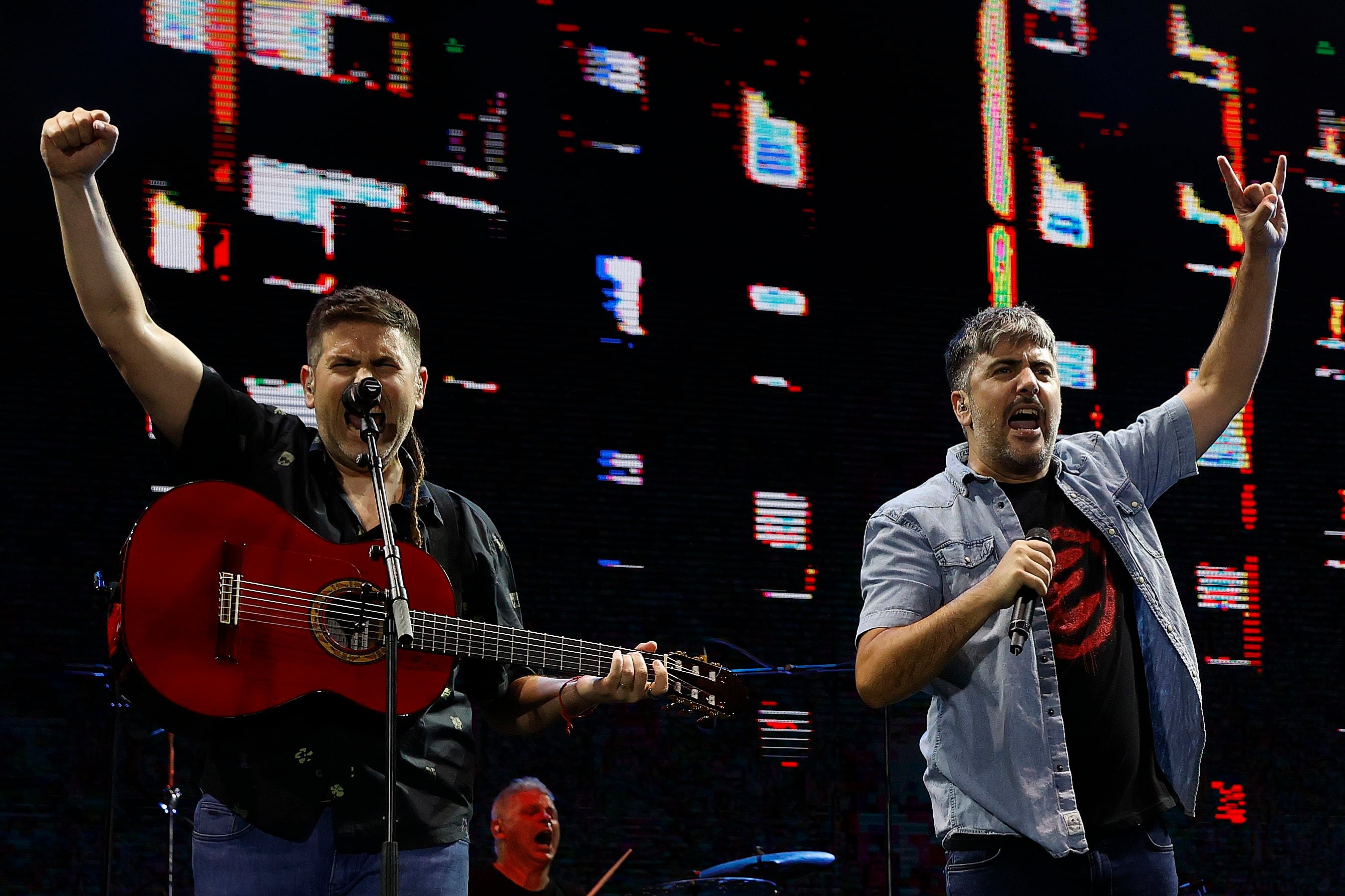 Los integrantes del dúo Estopa, David y José Manuel, durante un concierto en el estadio Metropolitano de Madrid. EFE / J.P. Gandul. 