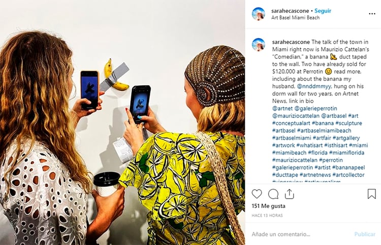 Una captura de la cuenta IG de la periodista Sarah Cascone, de Artnet News muestra al público, con la obra.