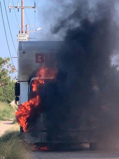 Uno de los atentados en contra de los camiones de Bimbo (Foto: Cortesia)