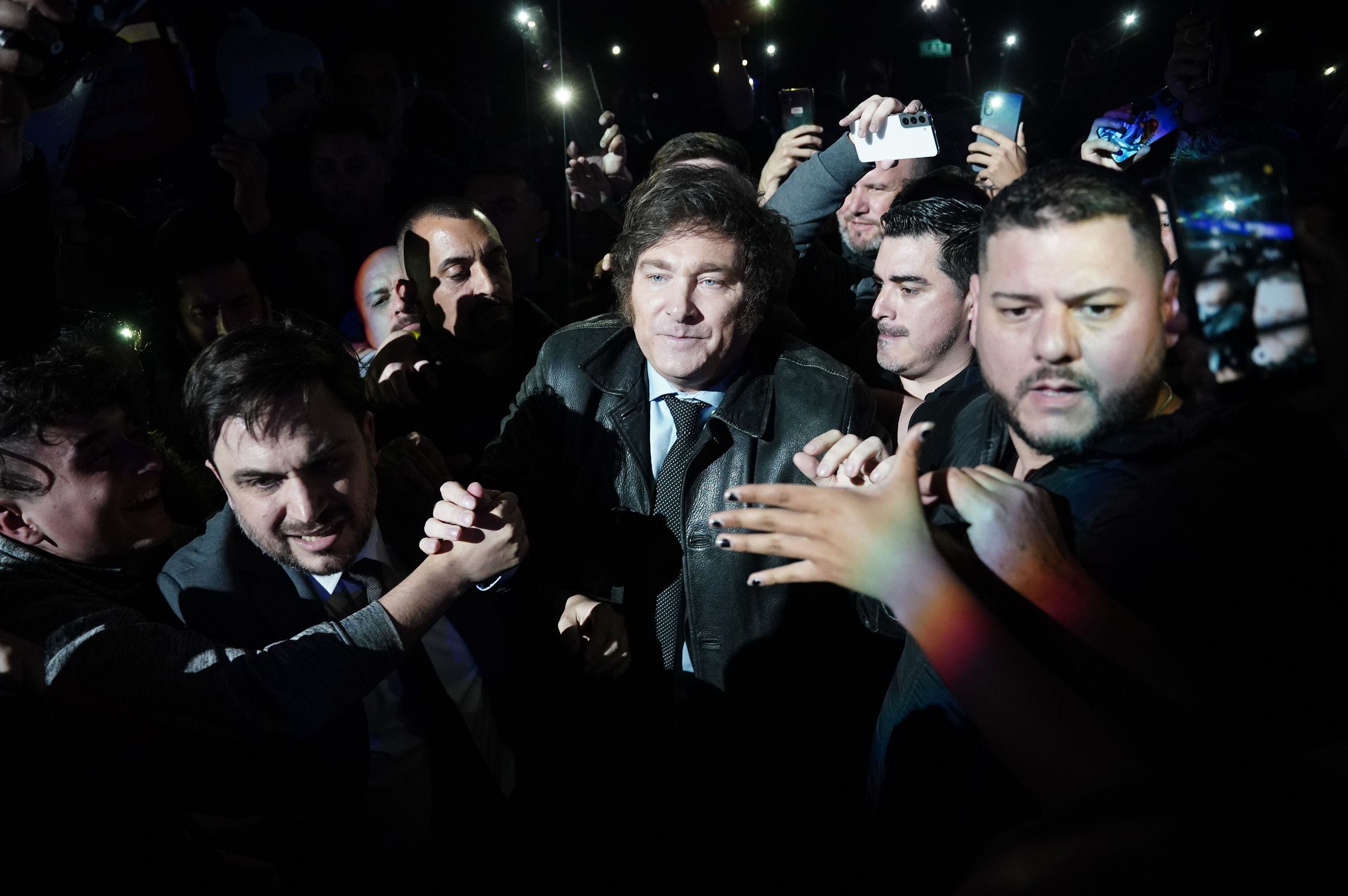 El candidato a presidente de La Libertad Avanza ingresó en medio de la multitud para luego subirse al escenario (Franco Fafasuli)