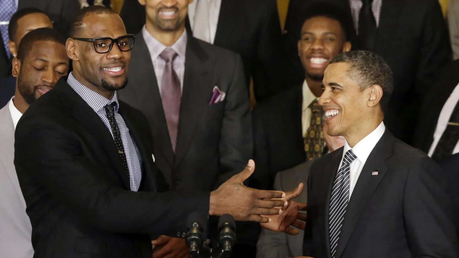 Barack Obama junto a LeBron James, campeón de la NBA con Miami Heat      (AP)