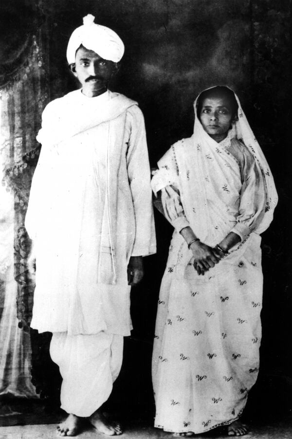 Mahatma Gandhi con su esposa Kasturba Makhanji al regresar de Sudáfrica en 1915. Con ella tuvo cuatro hijos