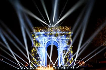 Esta fotografía tomada en París, el 31 de diciembre de 2023, muestra el Arco de Triunfo iluminado para las celebraciones de Año Nuevo. (Foto de Bertrand GUAY / AFP)