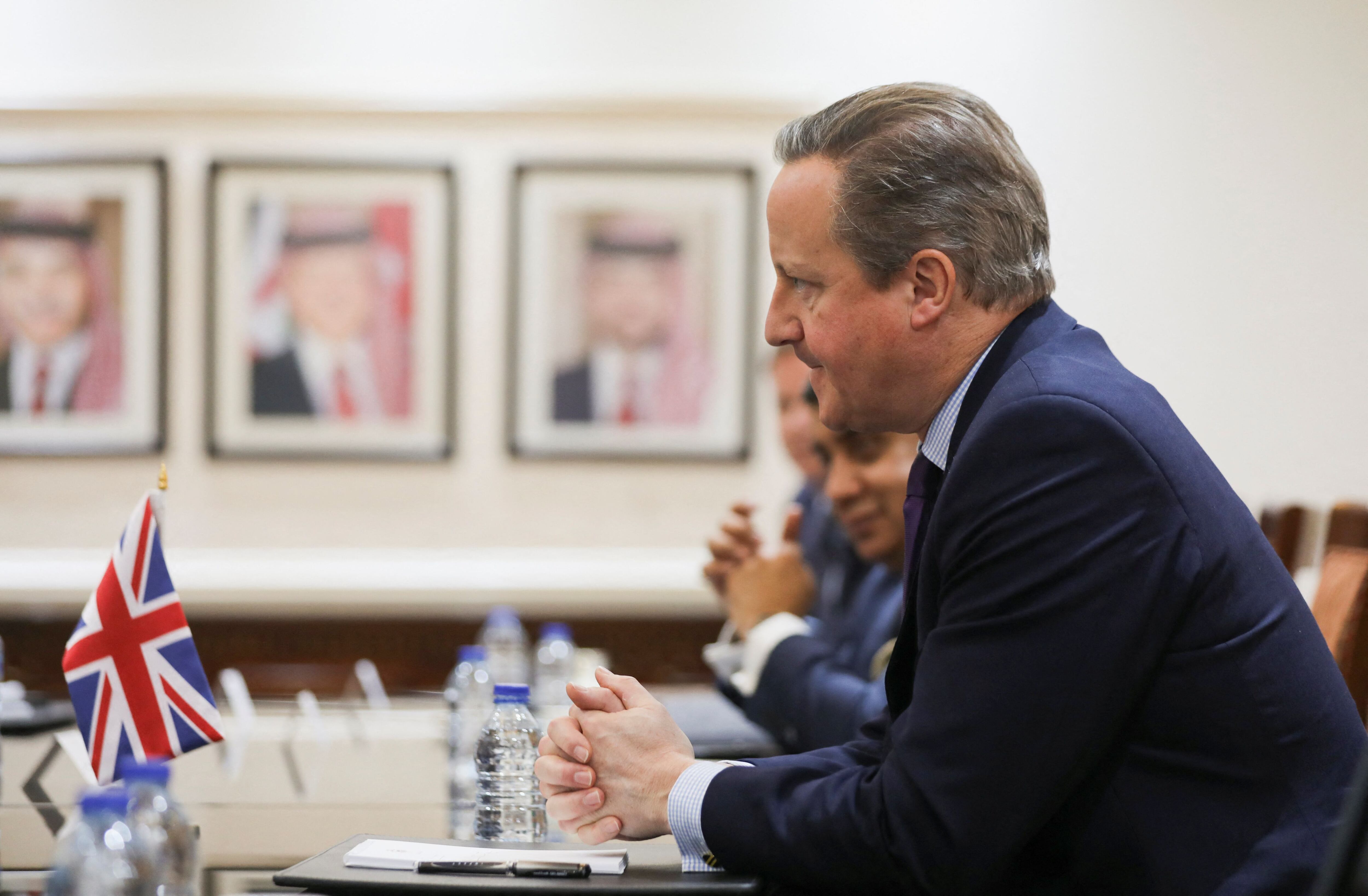El ministro británico de Asuntos Exteriores, David Cameron, se reúne con el ministro jordano de Asuntos Exteriores, Ayman Safadi, en Ammán, Jordania, el 20 de diciembre de 2023. REUTERS/Alaa Al Sukhni