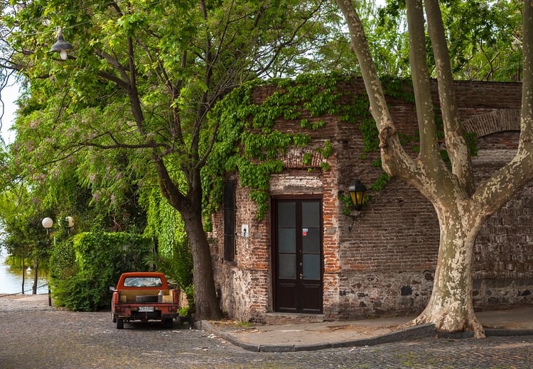 Oasis de estabilidad y tranquilidad en medio de un entorno continental más agitado, Uruguay es un país líder en turismo sostenible y respetuoso con el medio ambiente. Por ello, además de pasearnos por Montevideo, su cosmopolita capital, visitar Colonia del Sacramento y sus calles coloniales y disfrutar del glamour playero de Punta del Este, hay que aprovechar la oportunidad de vivir experiencias auténticas y naturales, como avistar cetáceos, descubrir la vida en una estancia, montar a caballo y compartir un mate y charlas con los locales o navegar por la agreste costa de Rocha hasta la solitaria Punta del Diablo