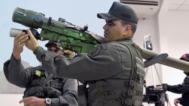 Vladimir Padrino López probando armamento ruso en Venezuela (AFP)
