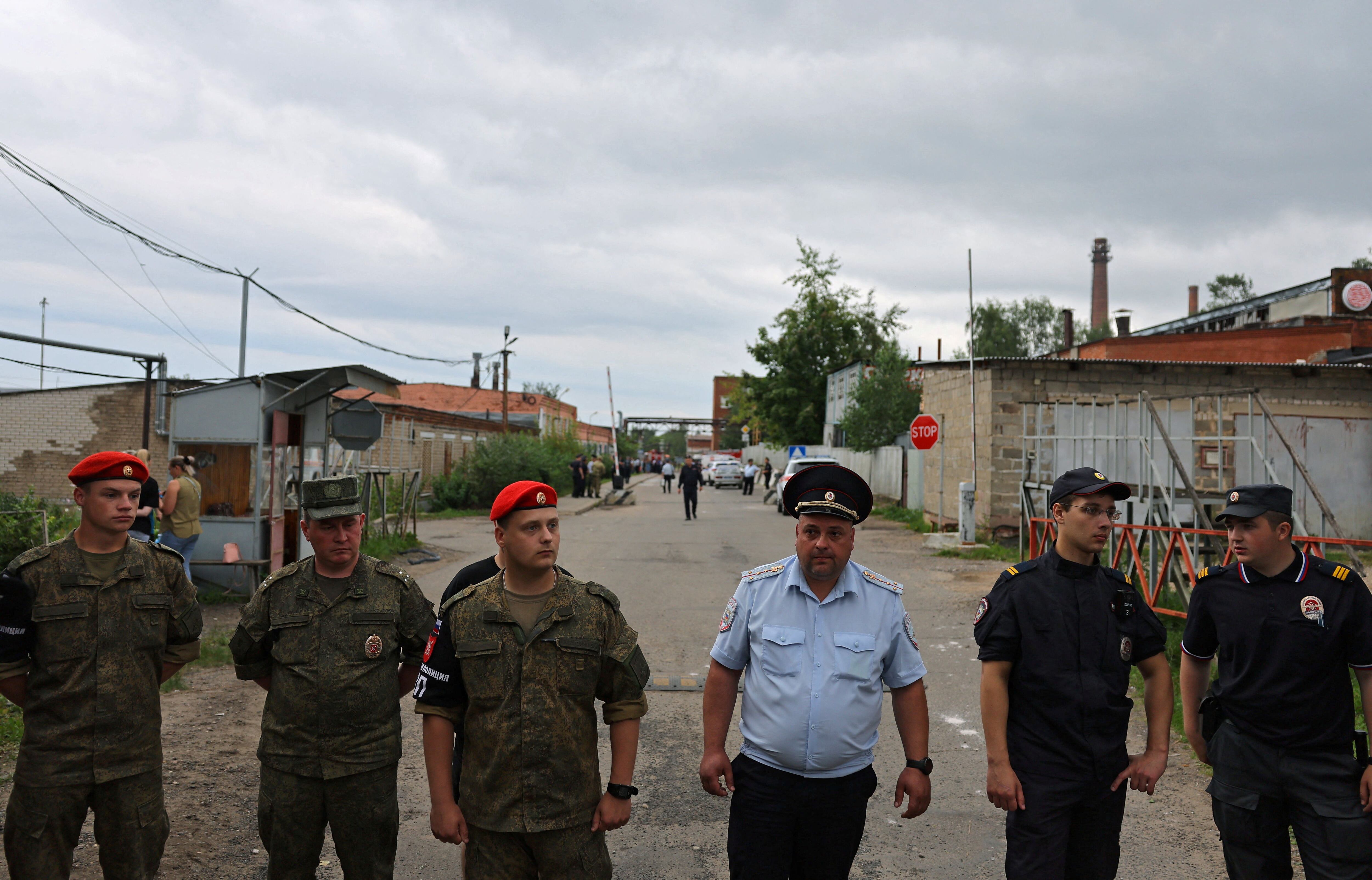 Agentes de la ley montan guardia en la entrada de la planta óptico-mecánica de Zagorsk tras la explosión (REUTERS)