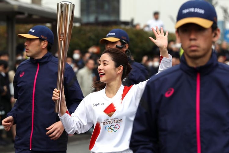  La actriz Satomi Ishihara, una de las embajadoras oficiales de Tokio 2020, corre con la antorcha olímpica durante un ensayo en Hamura, en las afueras de Tokio, Japón. 15 de febrero de 2020. REUTERS/Athit Perawongmetha.