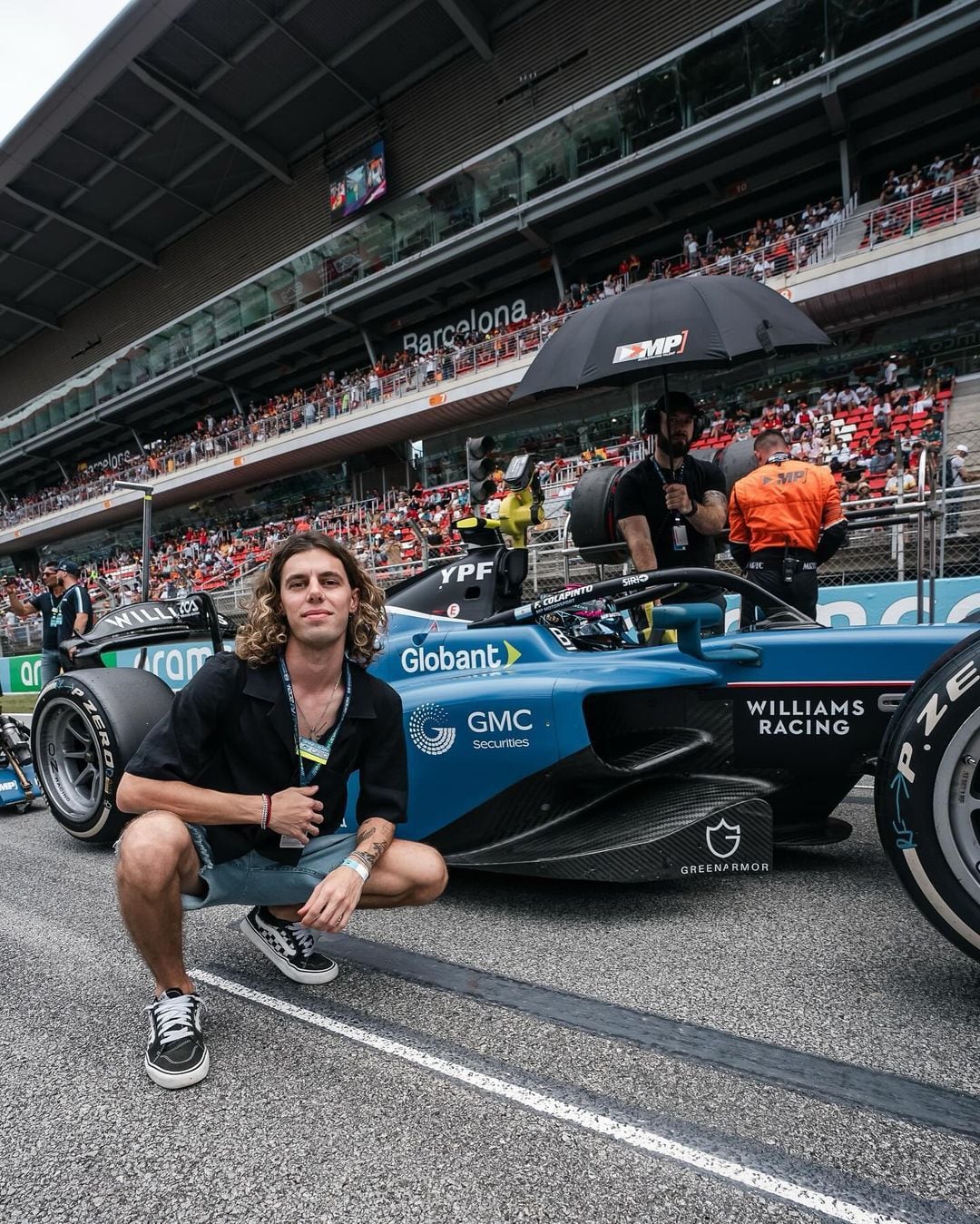 Lucas Bricco con el Dallara de Fórmula 2 de Colapinto, antes de la largada en Barcelona (@briccodesign)